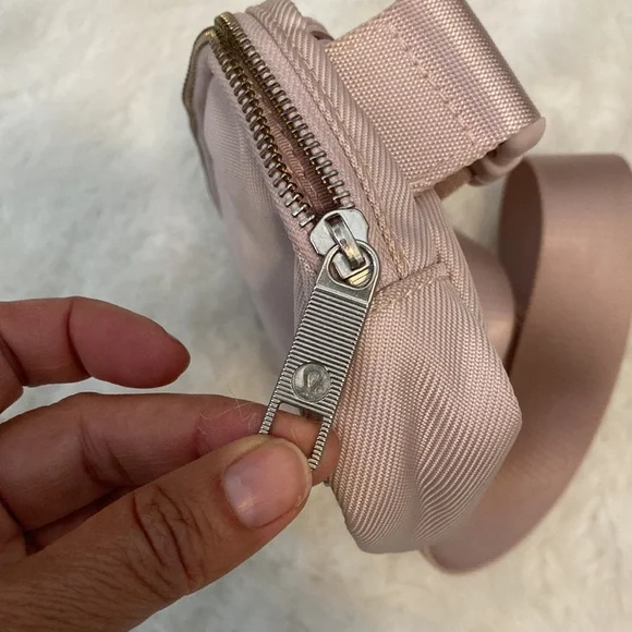 Lululemon everywhere belt bag pastel pink good used condition - Picture 4 of 5